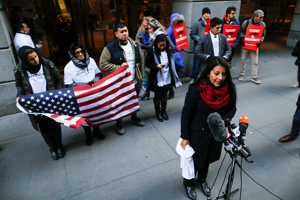 "Nuestras comunidades inmigrantes, LGBT, musulmanes, negros e hispanos estamos bajo ataque pero nos negamos a dar un paso atrás y permitirle (a Donald Trump) normalizar el odio", reza la convocatoria del grupo de Facebook de esta marcha. "Estamos aquí para quedarnos", abunda el grupo de la "Caravana de valentía" que usa etiquetas como #heretostay y #nonosvamos.