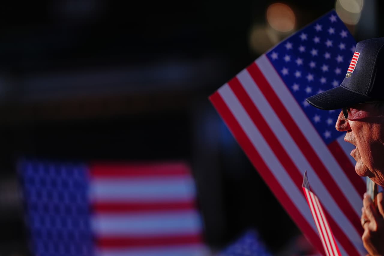 Una persona observa el escenario antes de que el presidente Donald Trump pronuncie su discurso en la inauguración de la Gran Feria Estatal Americana en el National Mall, el miércoles 24 de junio de 2026, en Washington.