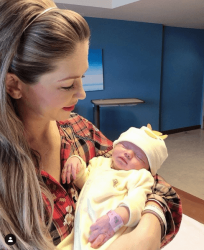 La actriz tuvo a su hija por medio de un parto natural y después de 13 horas de labor.