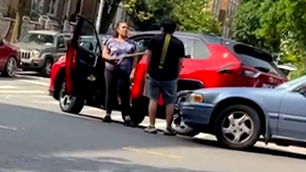 La pelea inició alrededor de las 4:30 de la tarde del martes luego de 
<b>un choque entre dos vehículos ocurrido en Phelan Place y Tremont Avenue</b> en el área de Morris Heights.
<br>