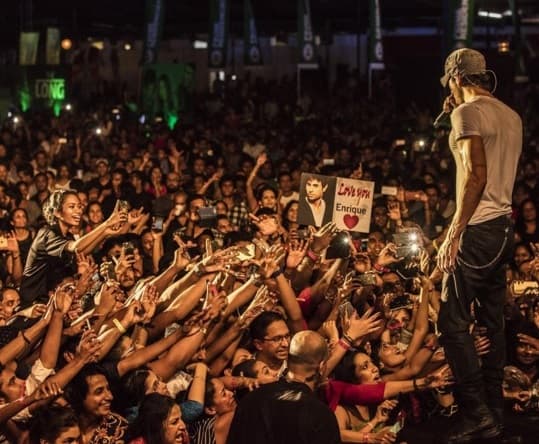 El español ofreció un concierto el pasado 20 de diciembre en aquella nación y sus fanáticas se pusieron tan 'hot' que le lanzaron sostenes al escenario, atrevidos piropos y hasta se peleaban por tocarlo.