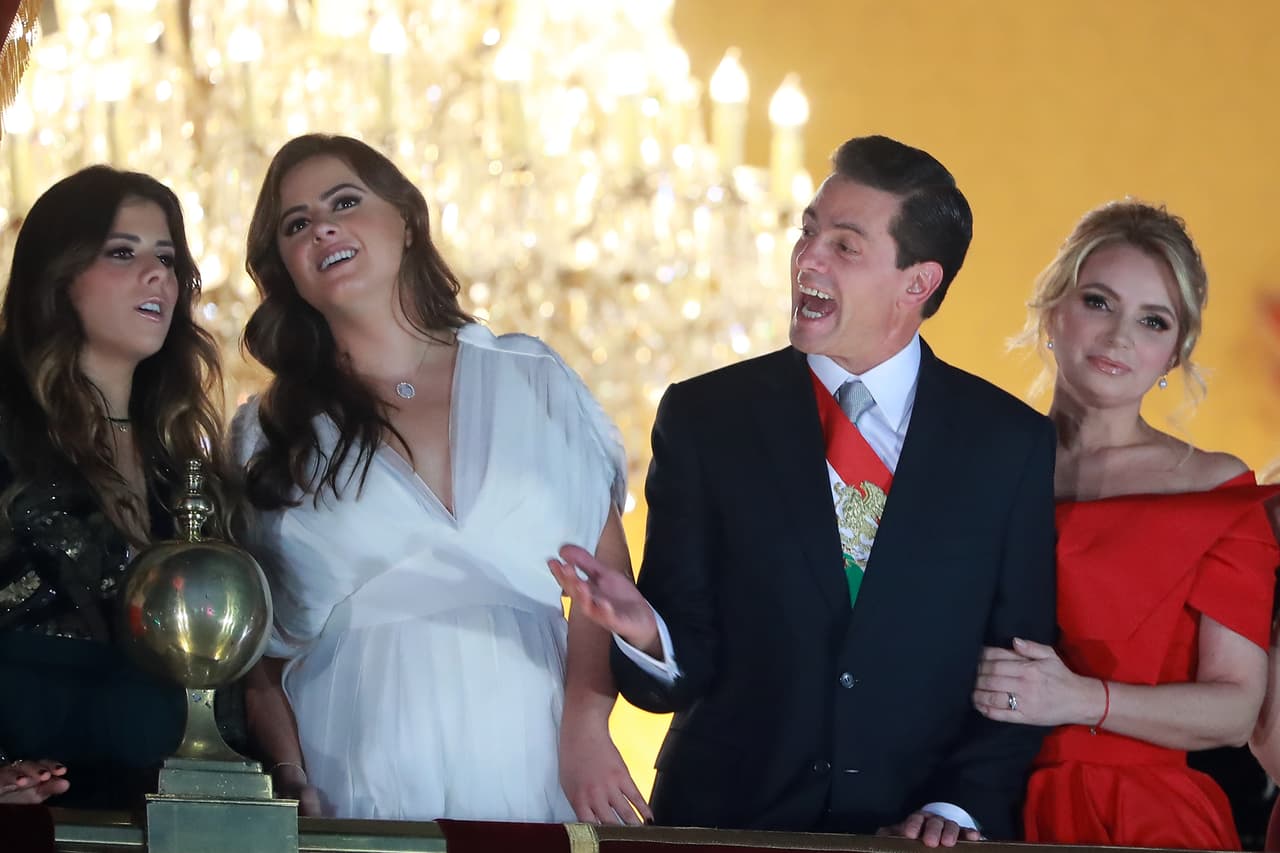 Los
<b><a href="https://www.univision.com/entretenimiento/celebridades/estas-son-las-pistas-de-lo-que-podria-pasar-con-angelica-rivera-y-enrique-pena-nieto-tras-dejar-la-presidencia-fotos">rumores que vaticinan el fin del romance de Angélica Rivera y Enrique Peña Nieto</a></b> se reavivaron esta semana, después de que la revista Quién llevó a 'la Gaviota' a su portada de febrero con el titular: "Sola en privado y con Peña en público. Los rumores de separación ya no paran".