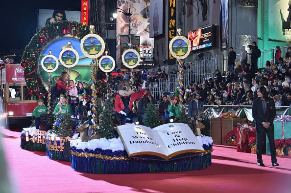 Miles se dieron cita para festejar el tradicional Hollywood Christmas Parade que este año celebró 84 años de alegría navideña.