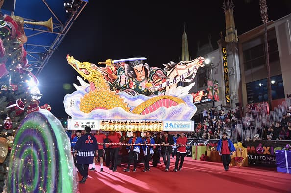 Miles se dieron cita para festejar el tradicional Hollywood Christmas Parade que este año celebró 84 años de alegría navideña.