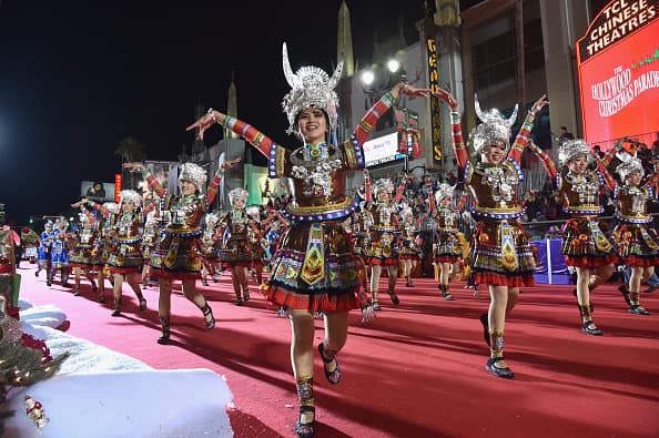Miles se dieron cita para festejar el tradicional Hollywood Christmas Parade que este año celebró 84 años de alegría navideña.