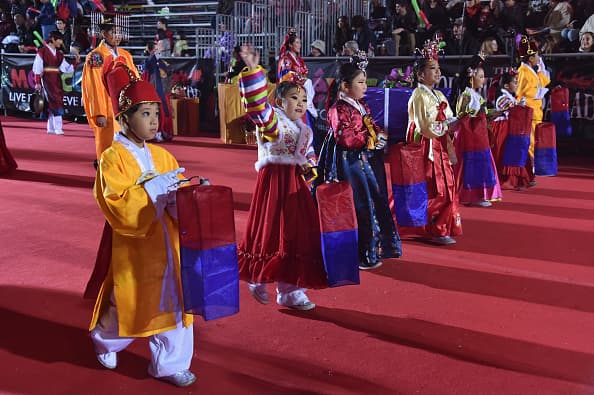 Miles se dieron cita para festejar el tradicional Hollywood Christmas Parade que este año celebró 84 años de alegría navideña.