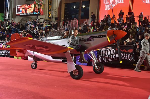 Miles se dieron cita para festejar el tradicional Hollywood Christmas Parade que este año celebró 84 años de alegría navideña.