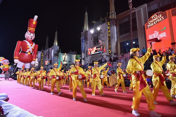 Miles se dieron cita para festejar el tradicional Hollywood Christmas Parade que este año celebró 84 años de alegría navideña.
