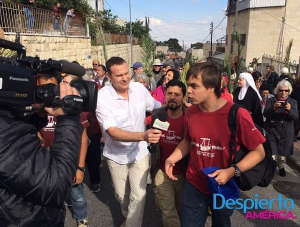 Alan Tacher junto a peregrinos latinoamericanos en la procesión de Domingo de Ramos en Jerusalén.