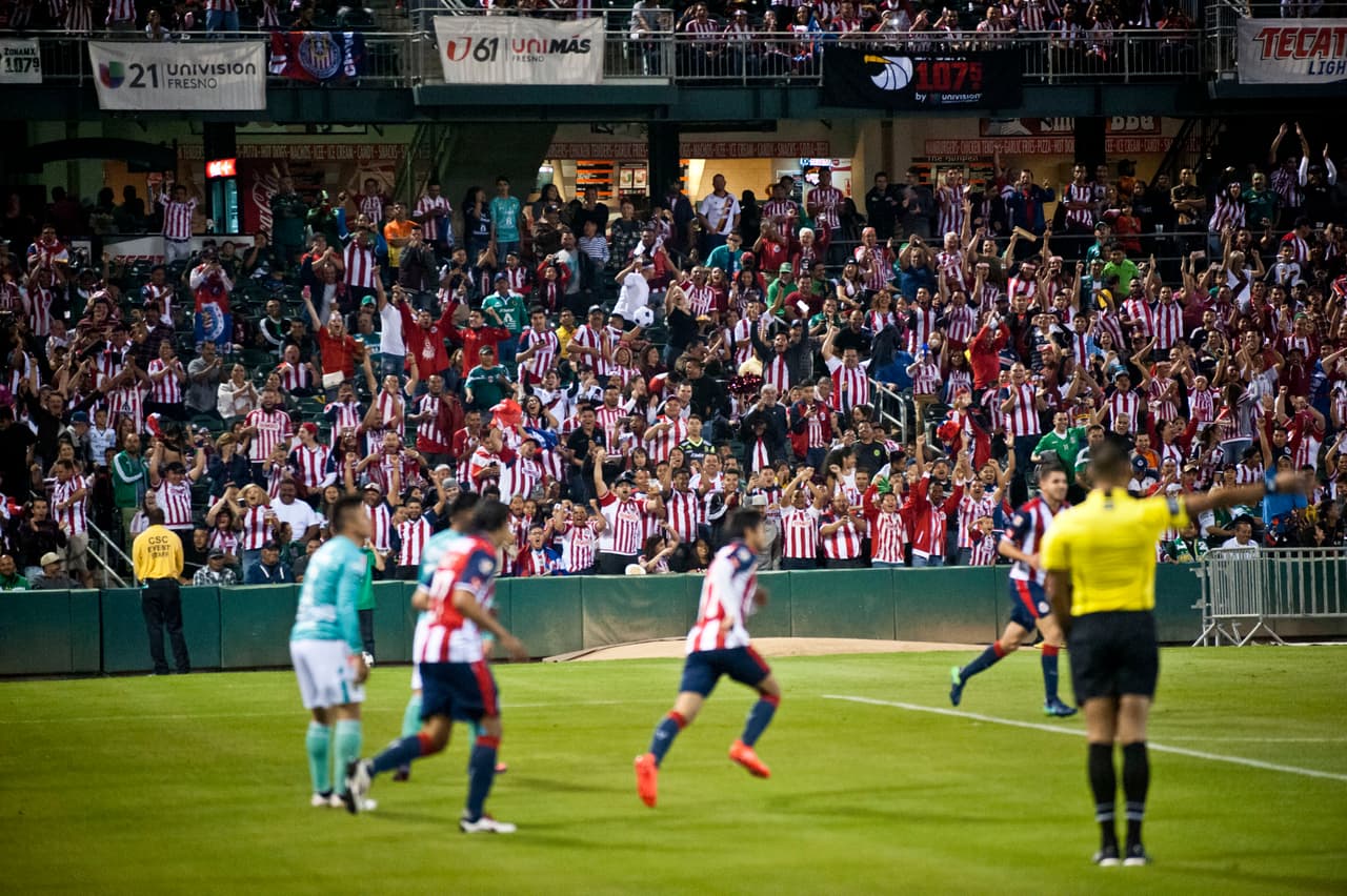 Este 12 de noviembre Chivas y Leon llegaron a Fresno con futbol de Liga MX. Leon derroto a Chivas 3-2.