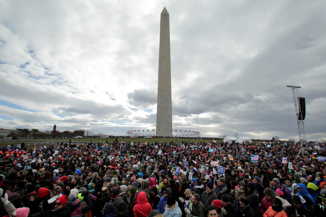 Una multitud se congregó en el National Mall de Washington DC para participar de la Marcha por la Vida, apenas seis días después de que ese mismo lugar fue inundado por miles de opositores del presidente Donald Trump, muchos de ellos defensores del derecho a la interrupción voluntaria del embarazo. Algunos de los que participaron dijeron estar agradecidos porque tienen un presidente que se define provida al igual que ellos, según reportes de prensa. (Foto/Reuters)