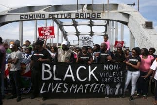 Miles cruzan el puente de Selma.