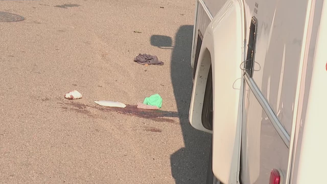 Hombre es apuñalado en la cabeza, el pecho y un brazo tras aparente caso de furia al volante en Queens