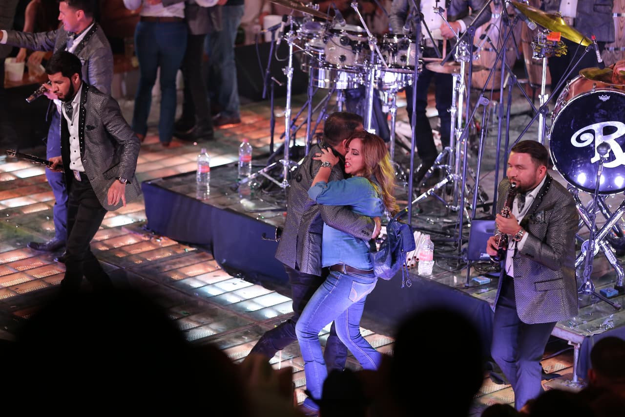 Hubo una afortunada que terminó bailando bien pegadito con uno de los chicos.