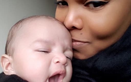 La cantante Janet Jackson dio a luz a principios del 2018 a su hijo Eissa. Jackson, que tenía 50 años en aquel momento, colgó esta foto en su cuenta de 
<a href="https://twitter.com/JanetJackson?ref_src=twsrc%5Etfw%7Ctwcamp%5Etweetembed%7Ctwterm%5E853054639322812416&ref_url=https%3A%2F%2Fwww.telegraph.co.uk%2Fmusic%2Fnews%2Fjanet-jackson-shares-first-photo-baby-son-eissa%2F">Twitter</a>, pero no dio detalles sobre su embarazo.
