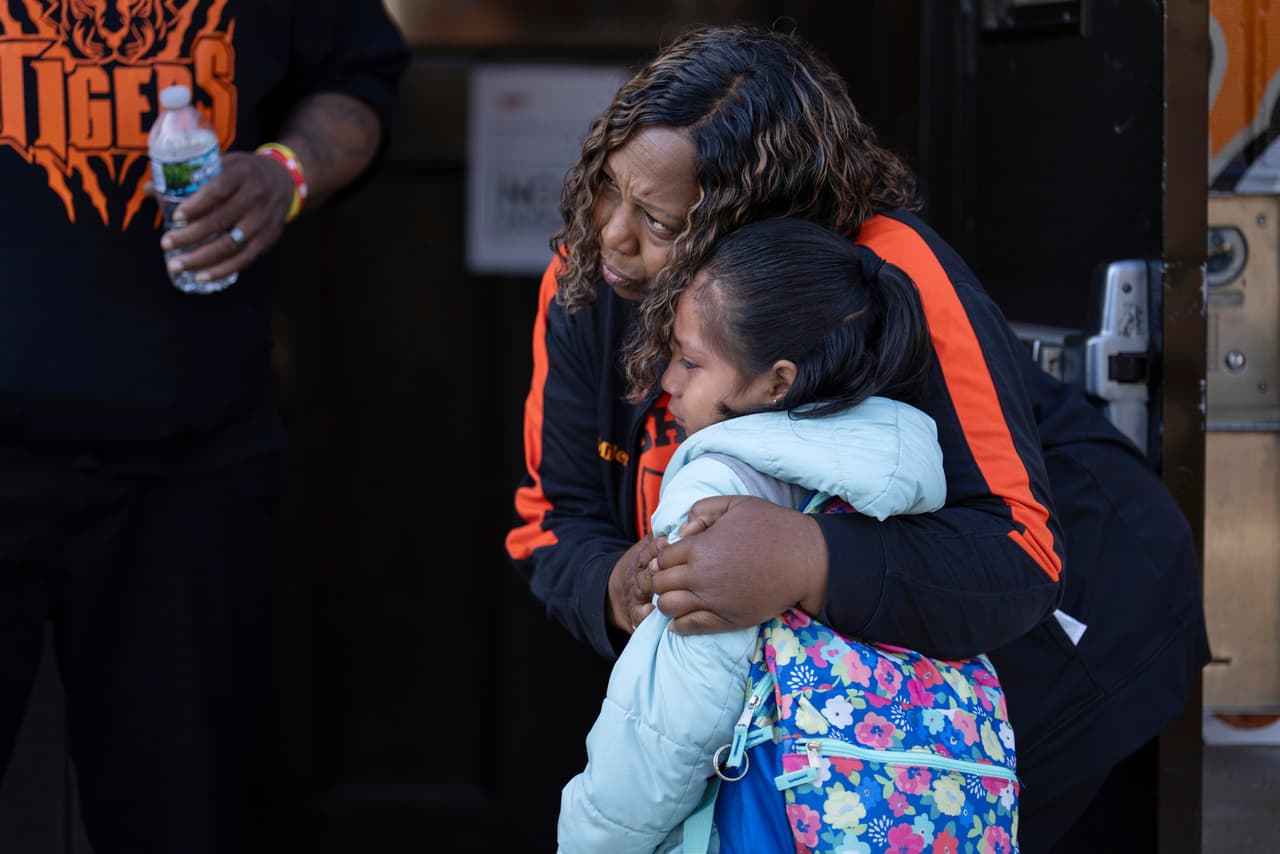 Ante la 
<a href="https://www.univision.com/local/chicago-wgbo/trump-critica-a-brandon-johnson-y-promete-intervenir-en-chicago">posible llegada de la Guardia Nacional a Chicago</a>. Miembros del Sindicato de Maestros y autoridades locales estuvieron brindando información e intentando calmar a la comunidad hispana y afroamericana en Nash Elementary School. 
<b>Kimberly Miller, quien es autoridad en esta escuela, abraza y reconforta a una estudiante. </b>