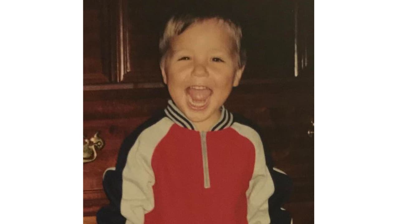 ¿Travieso? Esa sonrisa lo dice todo.