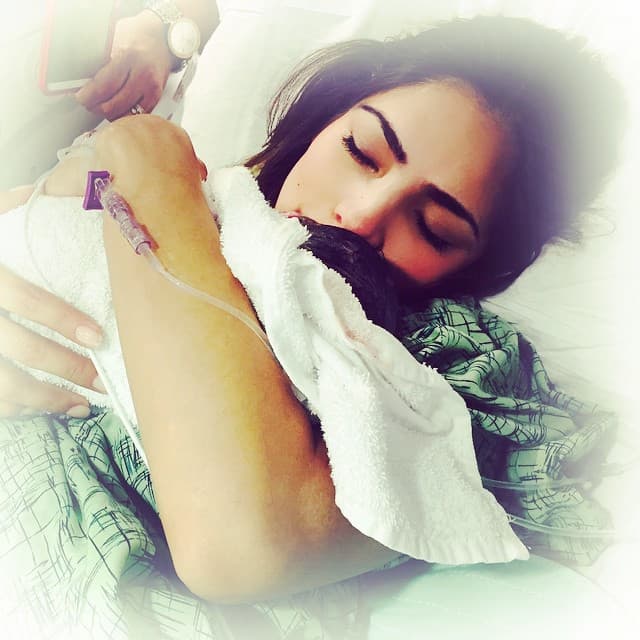 Alejandra Espinoza dedicó unas bellas palabras a su hijo Matteo en la primera imagen donde apareció cargándolo en brazos, aún en el hospital. "No tengo la capacidad de expresar lo que he sentido durante esta semana, solo sé que es el sentimiento más bello que he podido experimentar", escribió.