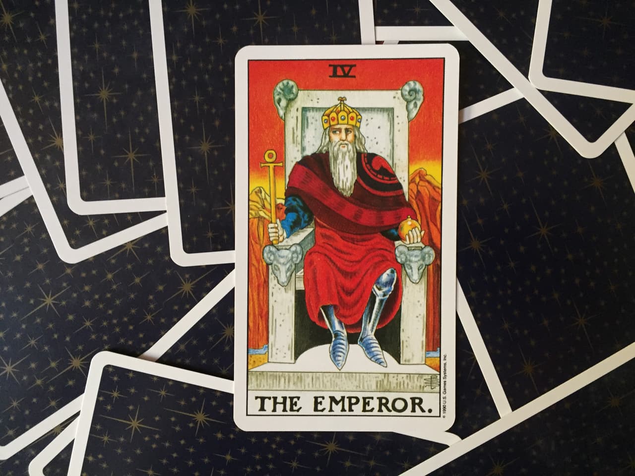 El Emperador también denota un poder sobre lo material, es disfrutar de tu posición social, de los bienes que has adquirido, de la autoridad que has logrado ante los demás. Es solidez sobre lo adquirido, la fortuna que nos ha sonreído y un sentimiento en general de bienestar.