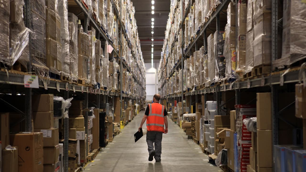 Así opera en 'Cyber Monday' el centro de distribución más grande de Amazon en California