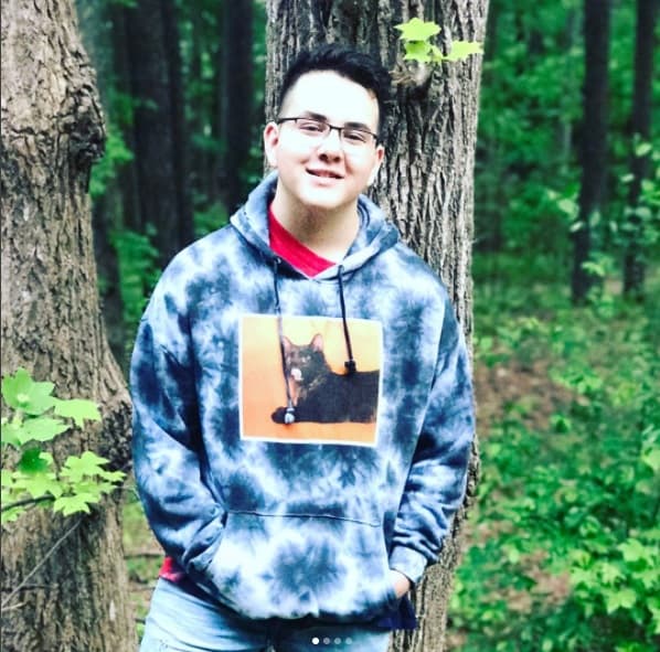 Y al mismo tiempo que trabaja sobre cuerpo y salud, Johnny se está preparando para hacer realidad su sueño de ser cantante.