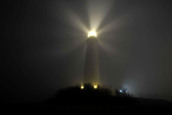 El aislamiento de estas torres, producto del avance tecnológico, afectó a un farero que operaba el faro de La Panela, inaugurado en 1915 sobre una base de hormigón en medio del Río de la Plata, frente a la costa oeste de Montevideo, para señalizar unas rocas bajo la superficie.