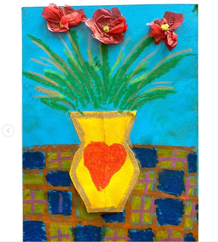 Se trata de un florero con tres flores rojas de papel que los orgullosos padres mostraron ante el mundo. De esta forma, tanto él como su hermana hicieron presencia en la publicación. No así el más pequeño de los tres hijos.
<br>