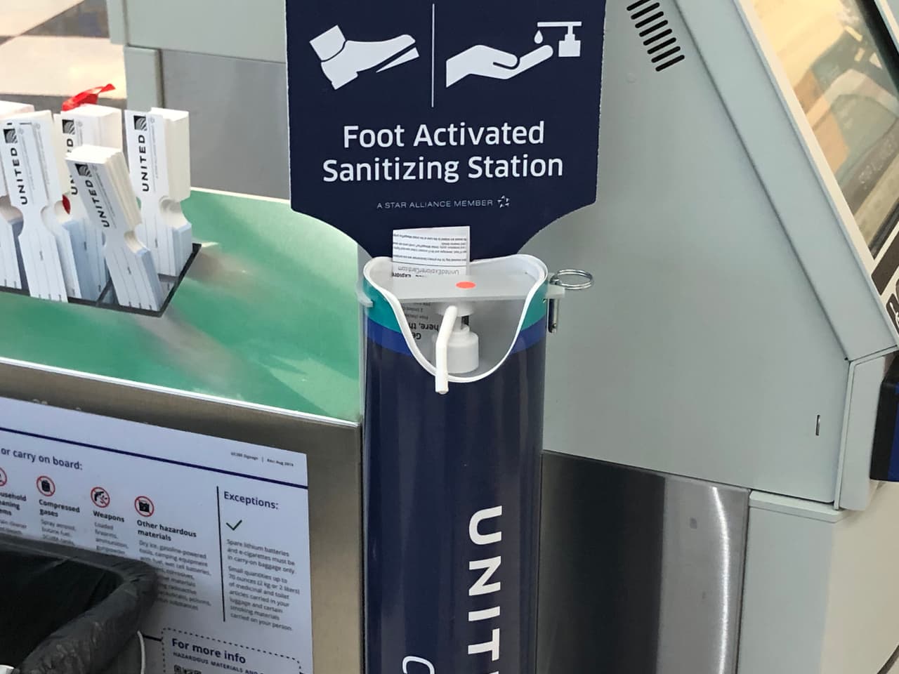 De acuerdo a las recomendaciones de Centros para el Control y la Prevención de Enfermedades (CDC), los vuelos más largos y los vuelos con escalas presentan un mayor riesgo.