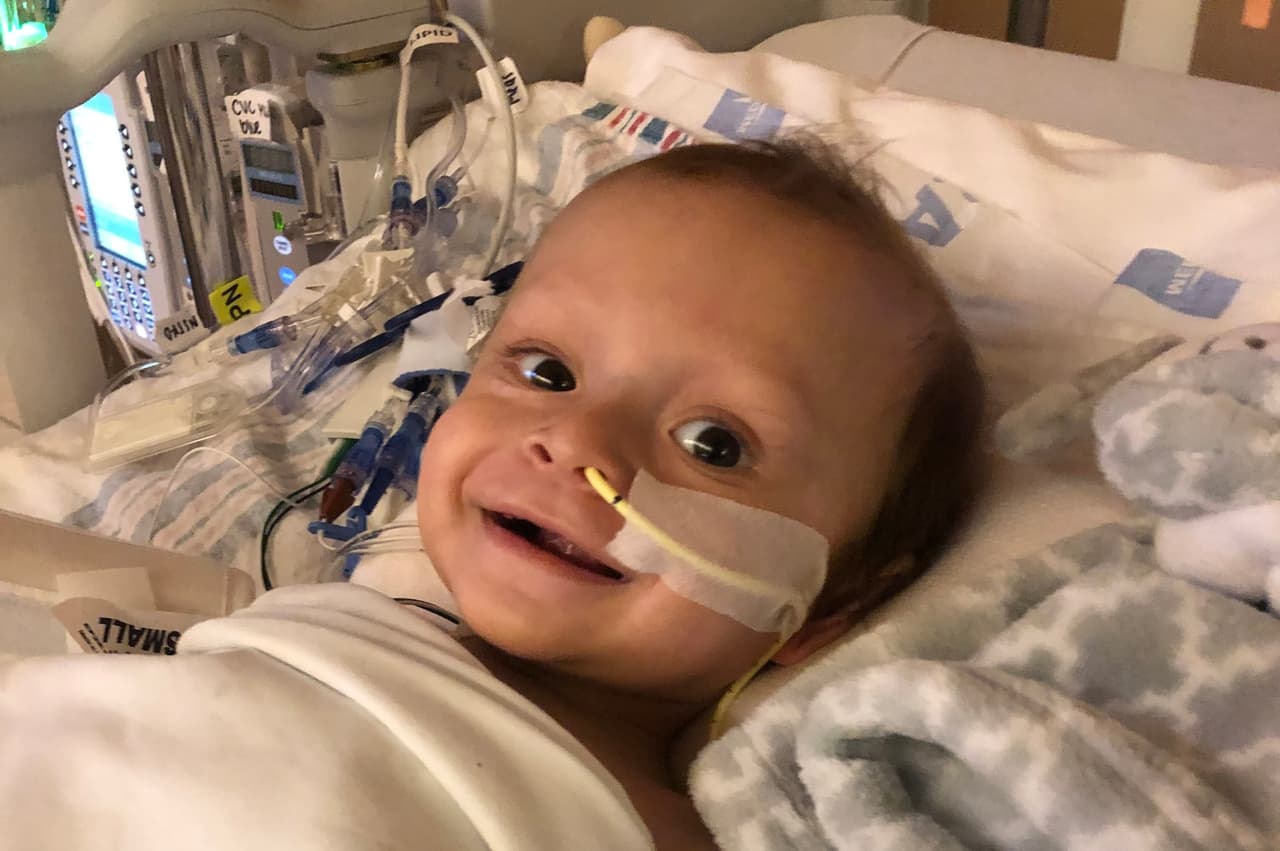 El mejor regalo de Navidad: un extraño salva la vida de un bebé de 10 meses tras donarle una parte de su hígado 