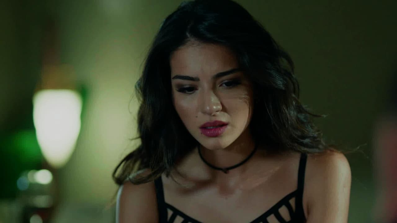 Ante los errores de Emir, Galip buscó a su Asu para que, como su hija, tomara el control de sus negocios. Sin embargo, ella se negó y le rogó que no le dijera a Kemal quién era en realidad. Así, Asu le propuso a Emir una alianza para acabar con su padre y él aceptó con gusto.