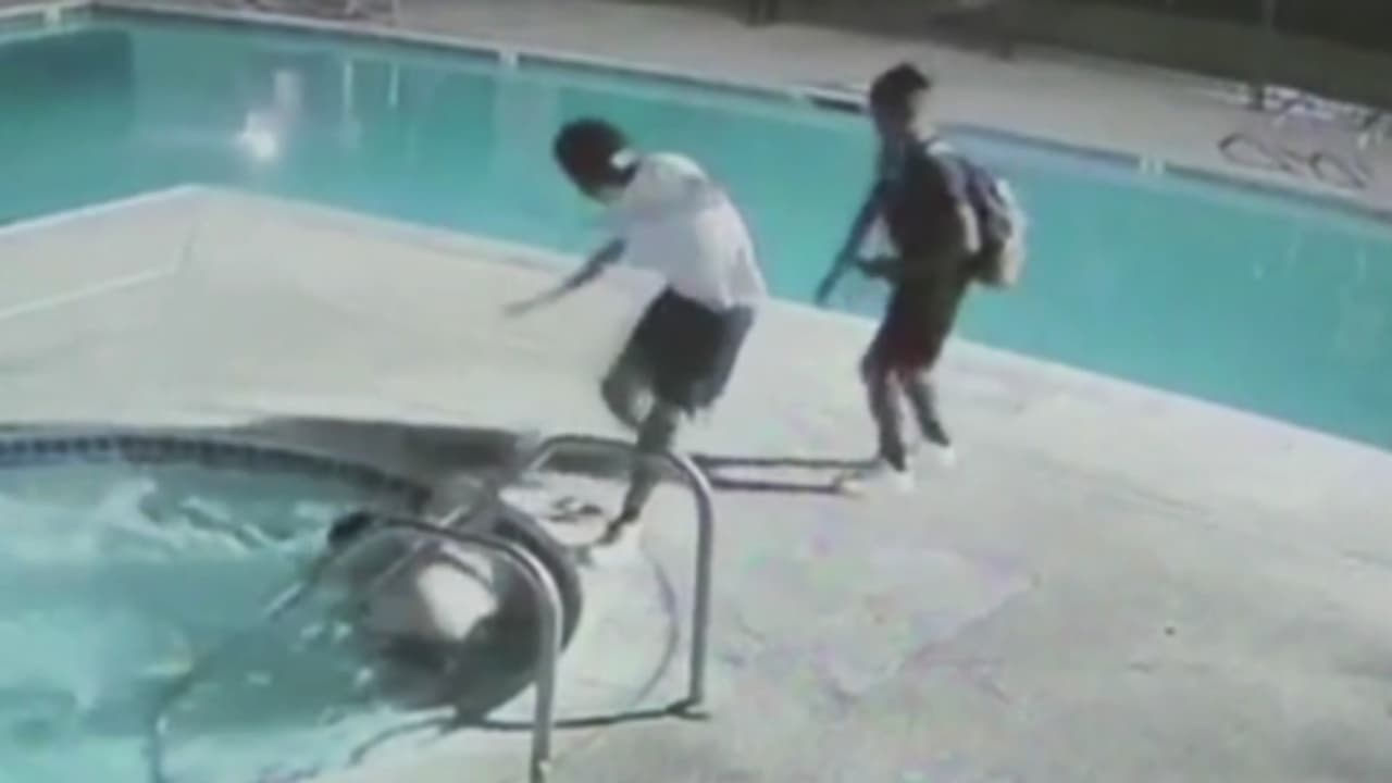 Patean la cabeza de un hombre en un jacuzzi y roban su celular en San Bernardino: dos arrestados