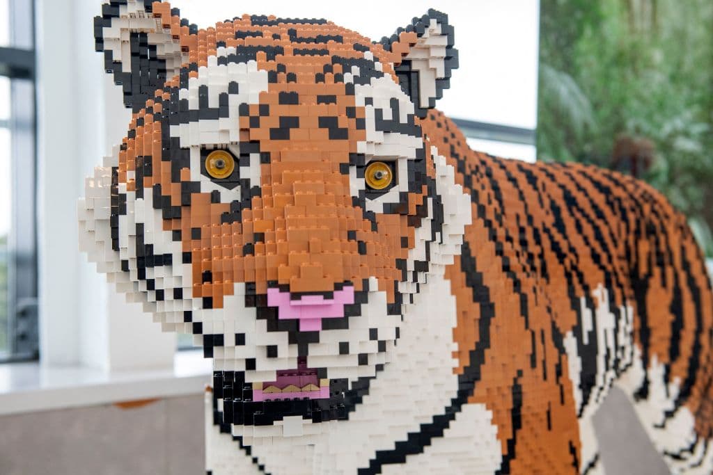 Escultura hecha de bloques LEGO de un tigre