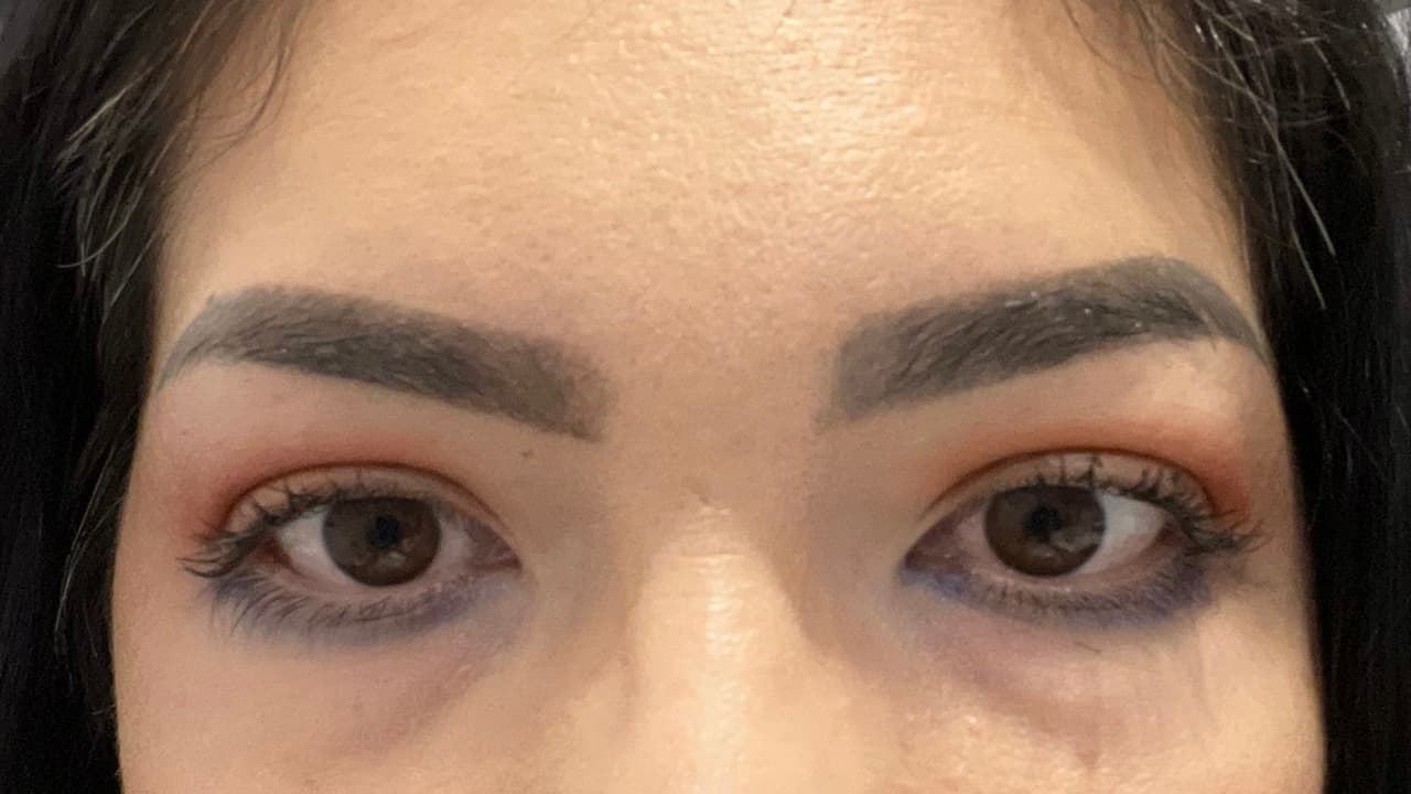 Paola regresó al mismo negocio después de 2 años para que le hicieran un retoque y asegura que la persona que la atendió le insistió en realizarle un procedimiento diferente al primero a pesar de que ella no estaba convencida, pero ella accedió hacerlo porque confiaba en los resultados de su primera cita.