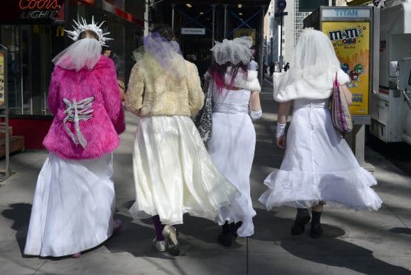 Las novias de marzo se inició en 1999 como un evento Cacophony Sociedad anual que tiene lugar el 15 de marzo, la intervención pretende ser una parodia de las bodas en la cultura occidental. El evento forma parte de un teatro de la calle con hombres y mujeres vestidos con trajes de novias, que salen a las calles de Nueva York y posan en diferentes puntos de la ciudad.