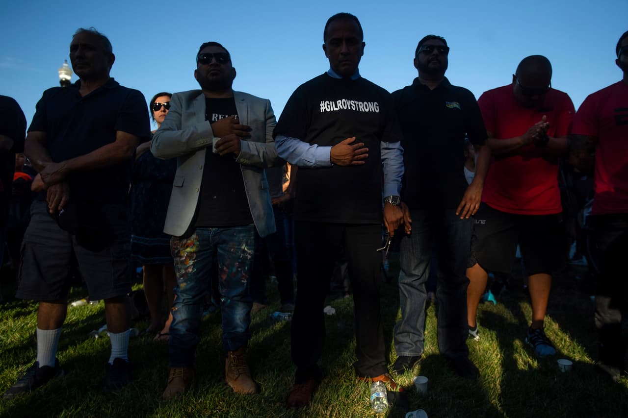 “No podemos dejar que el bastardo que hizo esto nos derribe”, dijo el alcalde de la ciudad Roland Velasco a los vítores de la multitud.
<br>