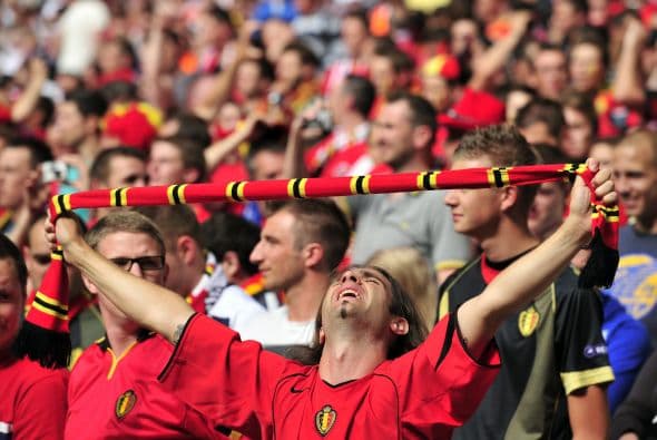 AFICIONADOS BELGAS- Hartos de que la selección belga no clasifique desde hace 10 años para la fase final de un gran campeonato, fanáticos decidieron subastarse al mejor postor en eBay para animar a otros equipos en los estadios de la Eurocopa 2012. "Nos convertiremos inmediatamente en los mejores aficionados del equipo que más dinero pague. Sí, incluso si es Holanda", se podía leer en el anuncio.