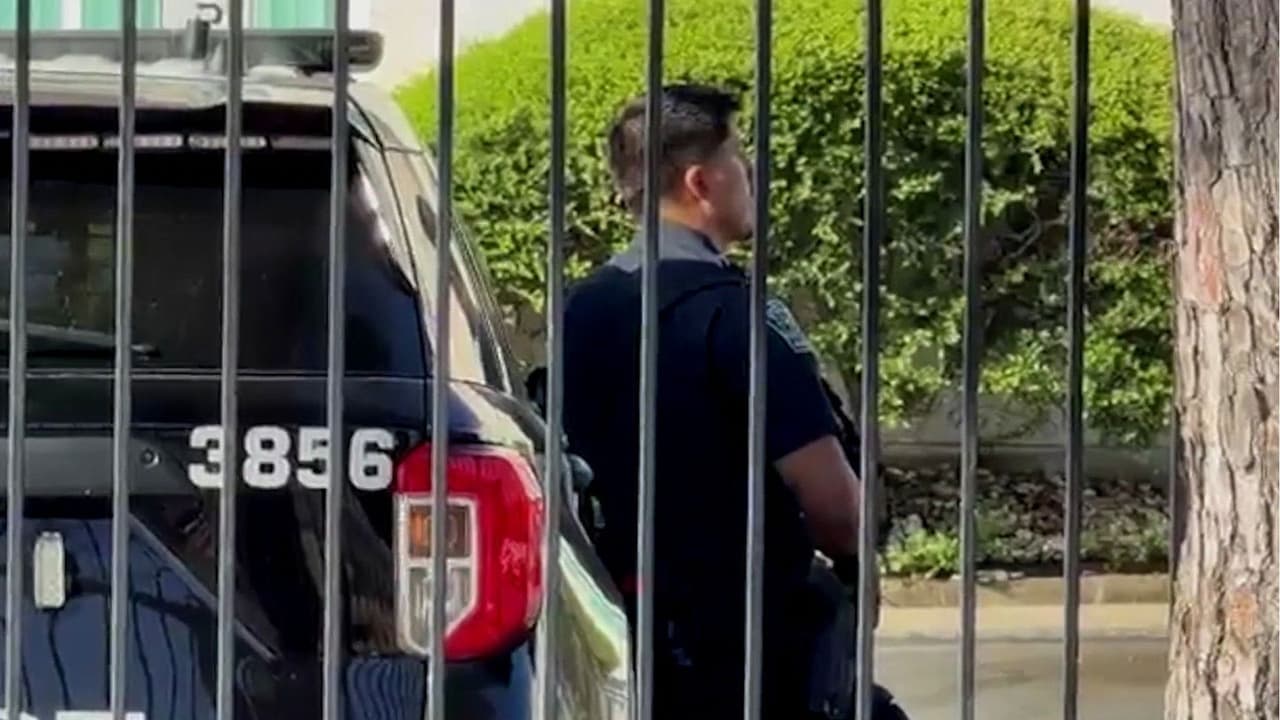 Sospechoso con órdenes de arresto se atrinchera en hotel y escapa por una ventana antes de la llegada del SWAT