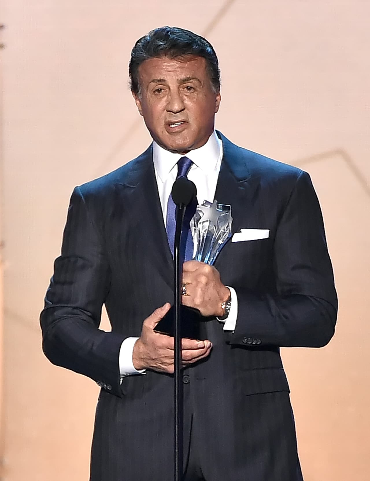 Sylvester Stallone recibió el premio como Mejor Actor de Reparto por su papel en la revista 'Creed'.