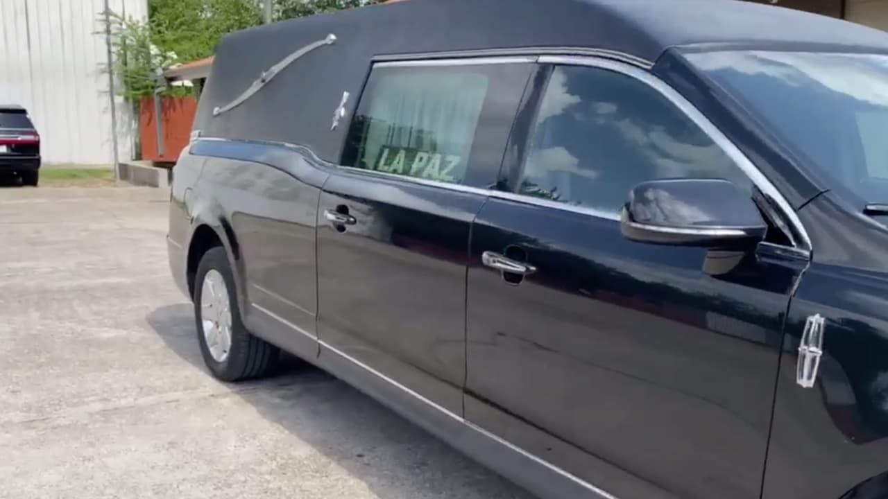 "Tenemos solamente las sillas necesarias, con distanciamiento adecuado, para evitar la 
<b><a href="https://www.univision.com/local/houston-kxln/houston-reporta-16-muertes-por-coronavirus-en-un-dia-la-cifra-mas-alta-desde-que-comenzo-la-emergencia-video">propagación</a></b>, recuerden que debemos tener seis pies de distancia entre cada persona para así no tener riesgos de contaminación", concluyó Oyervides.