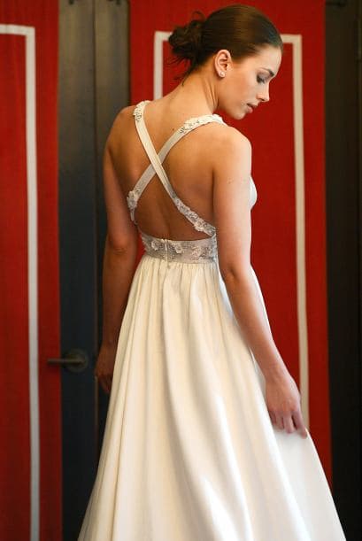 Los tirantes cruzados en la espalda, que son románticos y sensuales al mismo tiempo, también son una gran opción.