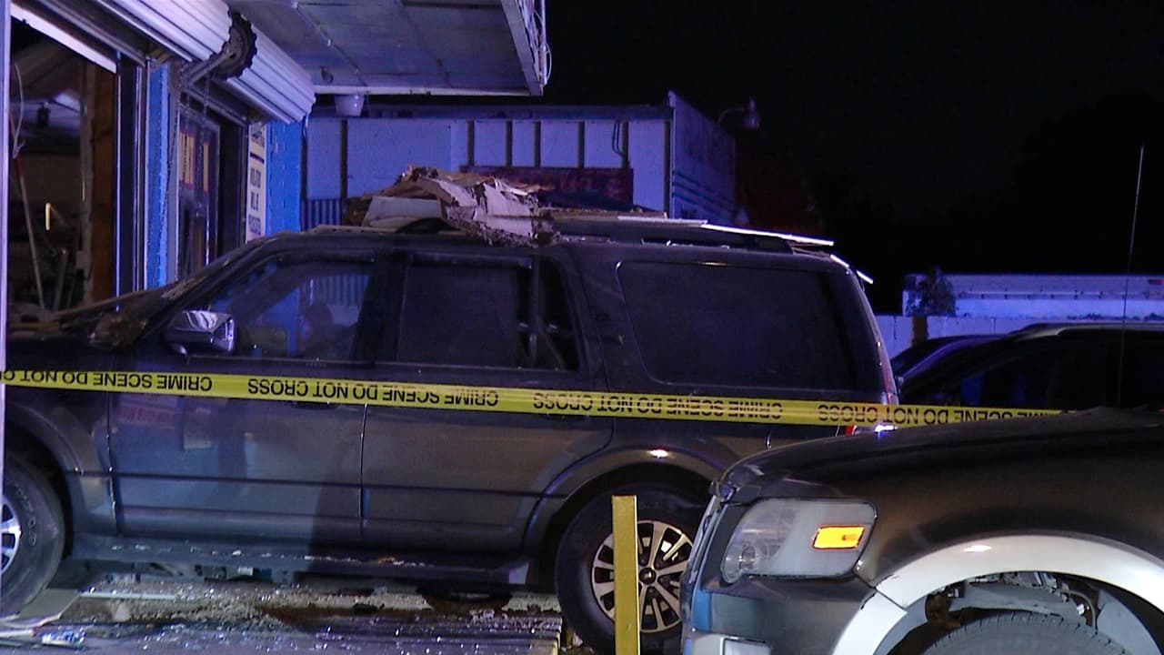 Así fue como un vehículo terminó dentro de una gasolinera 