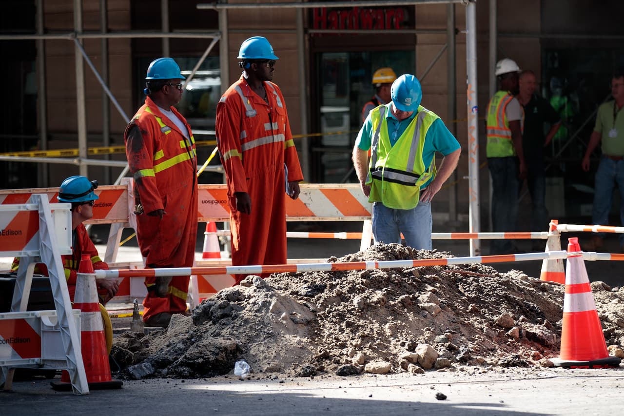 Cerca del mediodía del martes, con temperaturas que rondaban los 80 grados Fahrenheit, los expertos seguían intentando resolver la situación.