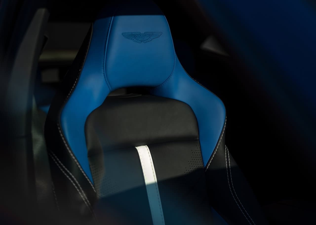 Por dentro sobresalen los nuevos asientos deportivos cubiertos en cuero.