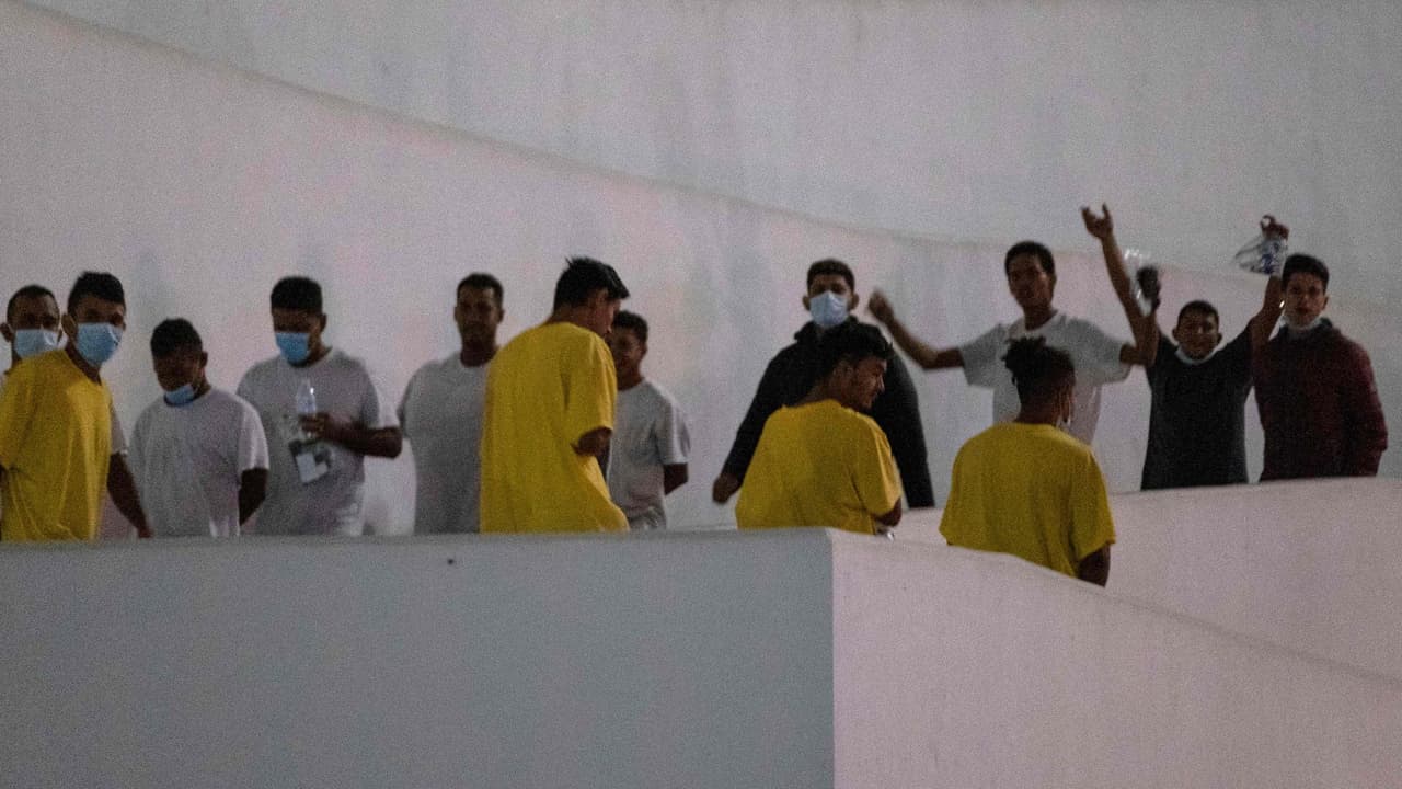 Decenas de venezolanos han llegado a ciudades mexicanas fronterizas como Tijuana tras ser expulsados de Estados Unidos. Sin embargo, dicen sentirse engañados porque ya se encontraban en territorio estadounidense cuando se anunció la nueva norma para el tratamiento migratorio de personas originarias de Venezuela. Algunos aseguran que seguirán intentando cruzar la frontera. 
<b>Lee más sobre la <a href="https://www.univision.com/noticias/inmigracion/estados-unidos-anuncia-nuevo-programa-migratorio-para-venezolanos">nueva norma para migrantes venezolanos que buscan ingresar a Estados Unidos. </a></b>