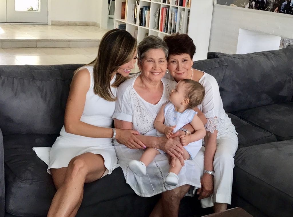 Aunque Alana aún es muy chiquita, estaba muy atenta a lo que le decía su mami.