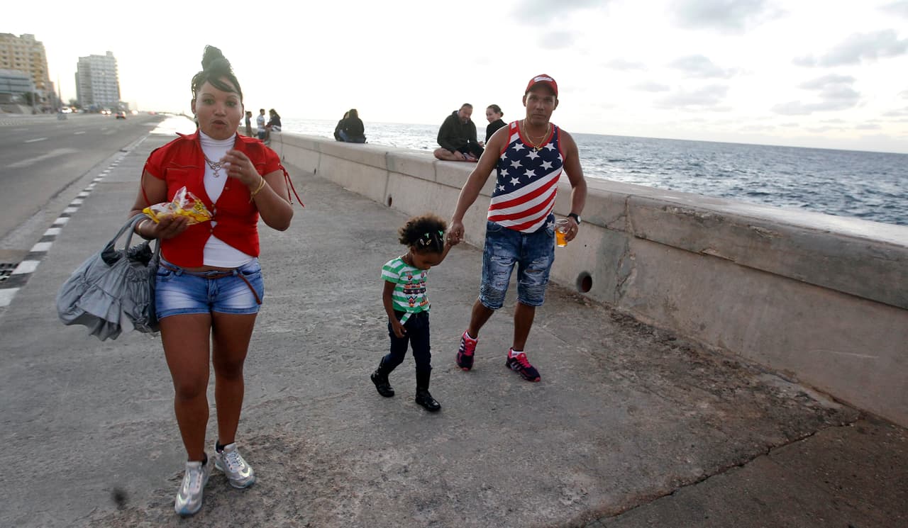Varados en la isla o encallados en el camino: los cubanos que dejaron todo para irse a EEUU y no lograron llegar