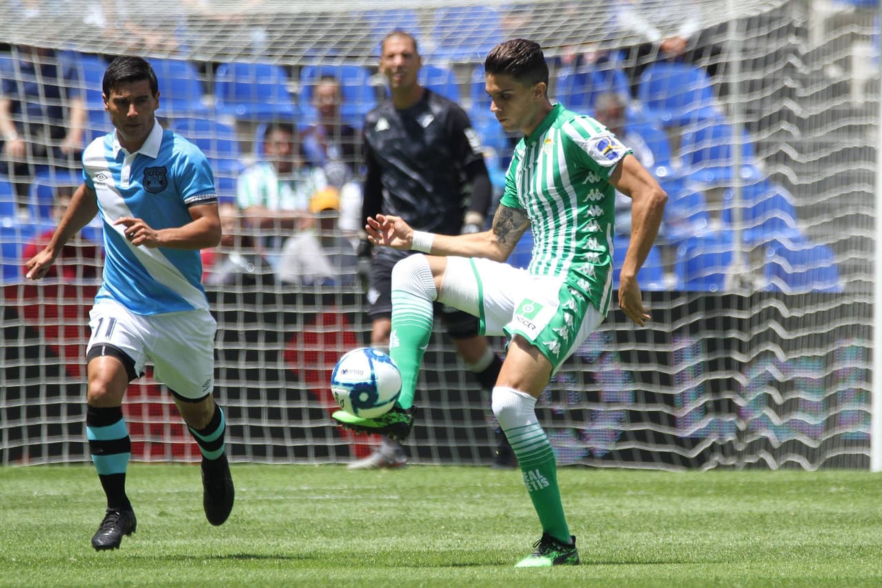 Aquí el defensa central bético Marc Bartra, dándole salida a los suyos en busca de ese primer gol que jamás llegó.