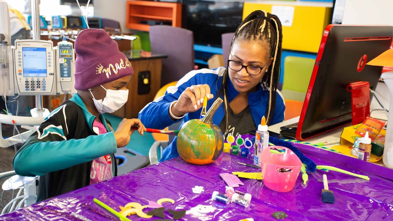 Se han creado salas de juegos dedicadas, salones para adolescentes y espacios familiares separados para largas visitas al hospital
