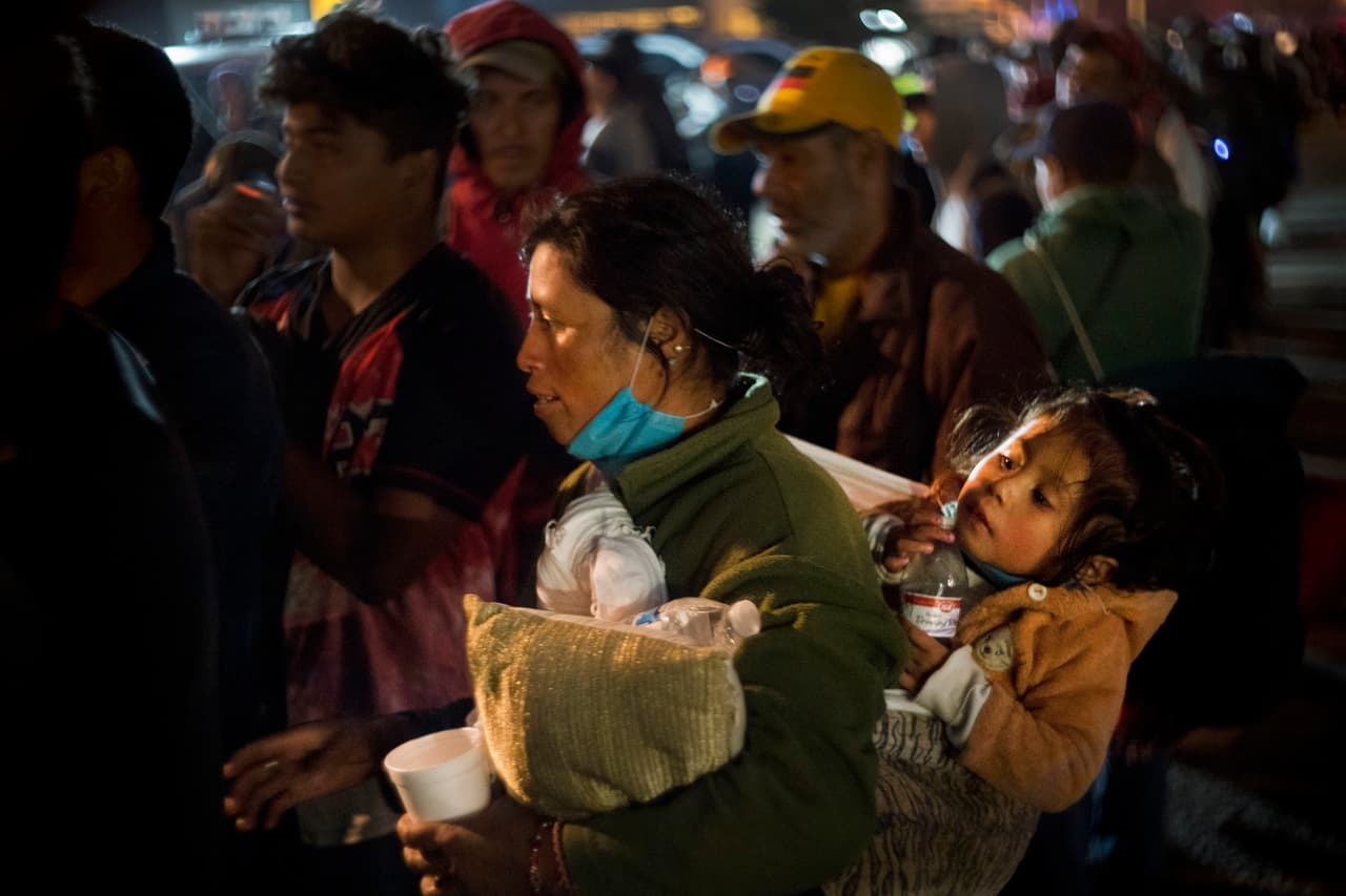 Inmigrantes de una caravana de centroamericanos que viaja hacia EEUU hacían largas filas para acceder a un refugio en Tijuana, México.