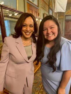 Sizie Lujano posa junto a la vicepresidenta de EEUU Kamala Harris tras el encuentro con dreamers en julio de 2021.
